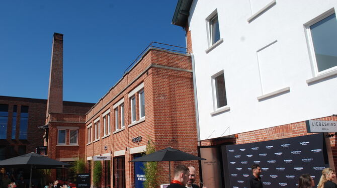 Der ehemalige Boss-Fabrikverkauf in der Kanalstraße 6 in Metzingen beherbergt heute kleinere Outlets und eine Galerie. Rechts da