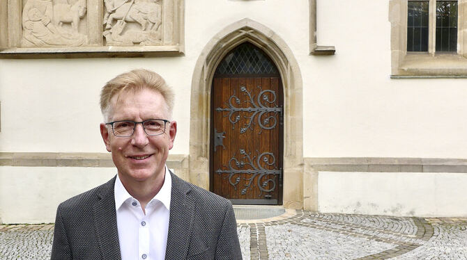 Uwe Altenmüller vor der Mauritiuskirche, in der am 17. September seine Investitur stattfinden wird.  FOTO: SIMON