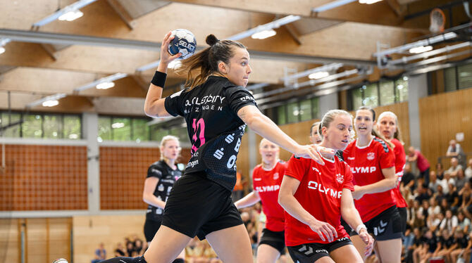 Metzingens Neuzugang Jana Scheib trifft wieder auf ihren Ex-Club Bietigheim - wie hier in einem Vorbereitungsspiel im Juli.