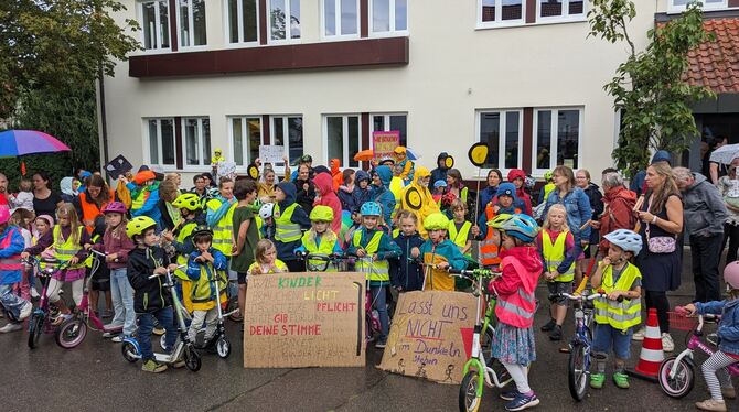 Etwa 80 Kinder demonstrierten gemeinsam mit ihren Eltern für eine bessere Straßenbeleuchtung.