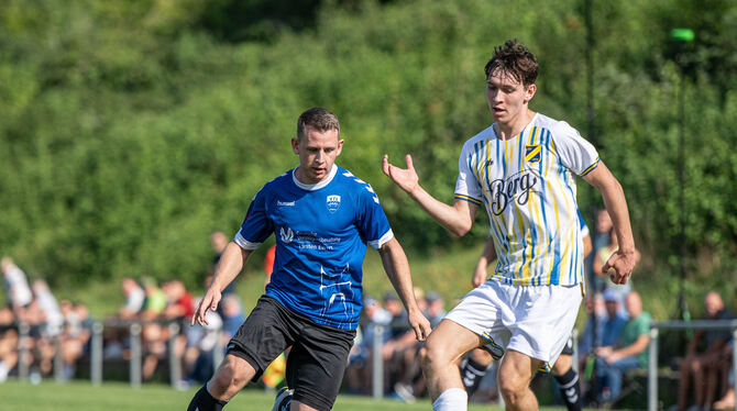 Nichts zu holen für Nico Seiz (links) und dem VfL Pfullingen bei der 0:2-Niederlage gegen den SSV Ehingen-Süd.