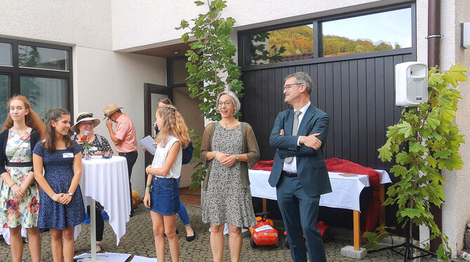 Öschingens neuer Pfarrer Dr. Clemens Hägele (rechts) mit seiner Familie beim Empfang im Gemeindehaus.  FOTO: SCHERTLIN