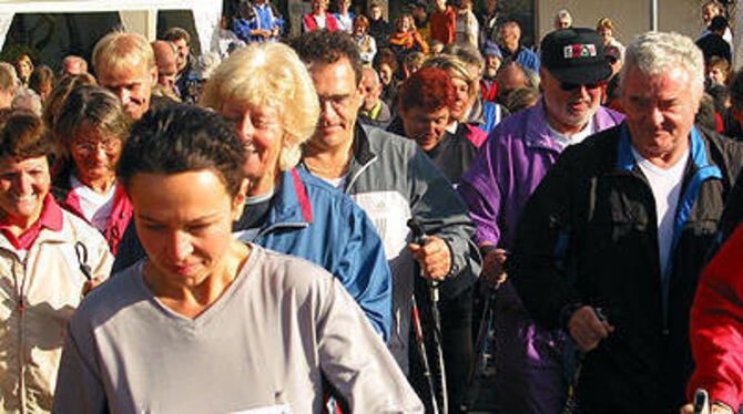 Und los geht's. Die Nordic-Walking-Karawane macht sich bei schönstem Sonnenschein auf den Weg durch den herbstlich-farbenprächtigen Schönbuch.
FOTO: AN