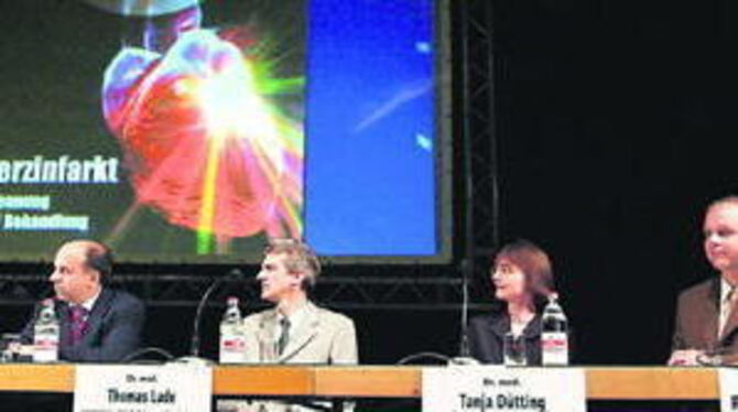 Experten auf dem Podium standen Rede und Antwort (von links): Der Leiter der Kardiologischen Fachabteilung des Steinenberg-Klinikums Professor Karl Konstantin Haase, der Reutlinger Kardiologe Dr. Thomas Lude, die Oberärztin der Radiologie Dr. Tanja Dütting und der Chefarzt der Albert-Schweitzer-Klinik in Königsfeld Reinhard F. Lang. Die Moderation hatte Klaus Notz vom Reutlinger Klinikum übernommen.
FOTO: GERLINDE TRINKHAUS