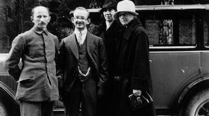 Friedrich Laage mit seinem Pfleger Rieker in der Anstalt Stetten bei einem Besuch seiner Mutter Hedwig und seiner Tante Margrit Kurtz.
FOTO: STADTARCHIV