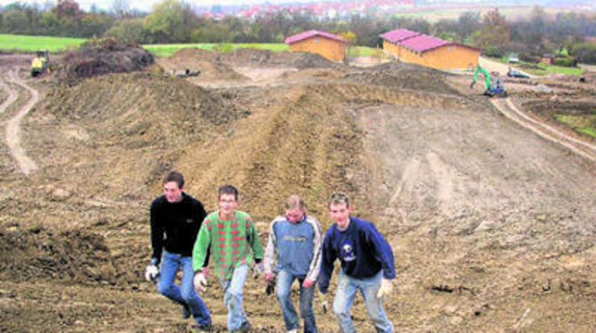 Aufstieg am Starthügel: Philipp Zimmerhakl, Wilco Hailfinger, Franziska Weihing und Benny Hase (von links) erkunden beim Arbeitseinsatz schon mal das Gelände des Gomaringer Bike-Parks, wo sie künftig trainieren werden.
GEA-FOTO: PP