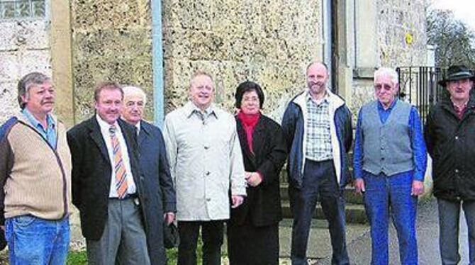 Das Komitee zur Erhaltung der Kirche in Gruorn vor dem alten Schulhaus des zerstörten Dorfes, von links: Rolf Blochinger, Hans Lamparter, Adam Goller, Siegfried Fischer, Margarethe Brändle, Erhard Holzschuh, Walter Eckhardt, Hans-Michael Kehm.
FOTO: KOZJEK