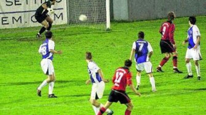 Weiter auf Erfolgskurs in der Oberliga: 1:0 für den SSV Reutlingen durch Christian Gmünder (Nummer 17) in Nöttingen.
FOTO: EIBNER