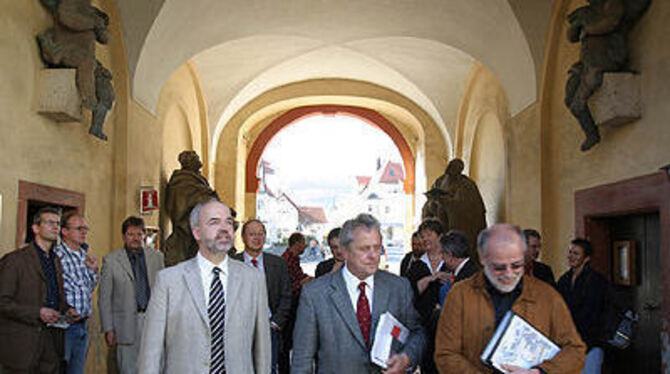 Thomas Reumann (vorn links) zu Gast in Zwiefalten: Bürgermeister Hubertus-Jörg Riedlinger (Mitte) führte den Gast durchs Peterstor zum Münster.
FOTO: JOBA