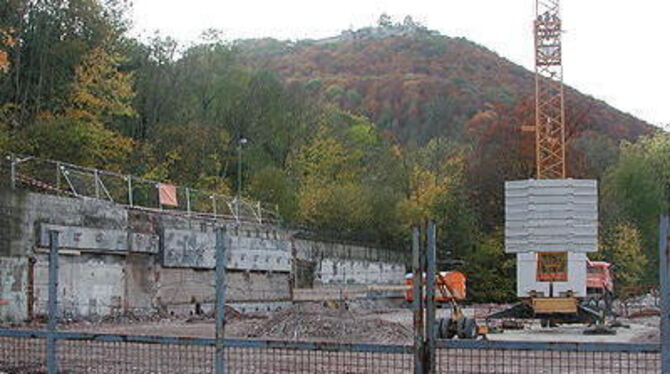 Das Haas-Areal mit Stützmauer der B 28.
GEA-FOTO: EKS