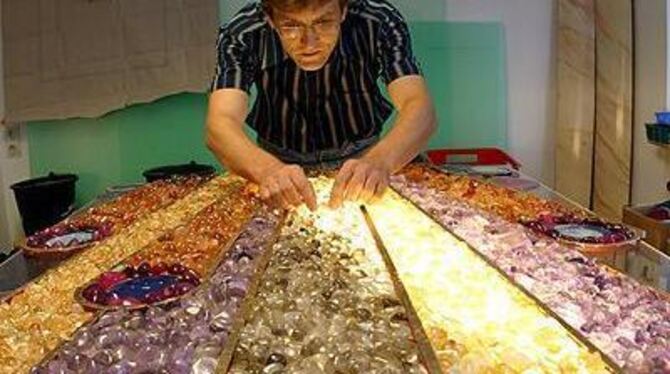 Jörg Stockmann bei der Gestaltung seiner Steinbilder.
FOTO: REISNER