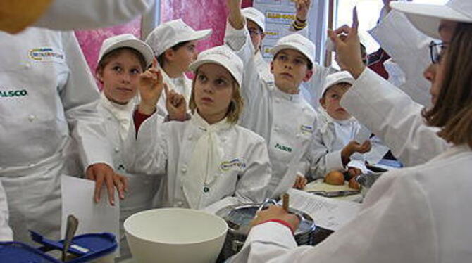 Mit Eifer bei der Sache: die rund dreißig Kinder aus der Region, die ihre zweijährige Miniköche-Ausbildung begonnen haben.
GEA-FOTO: DEW