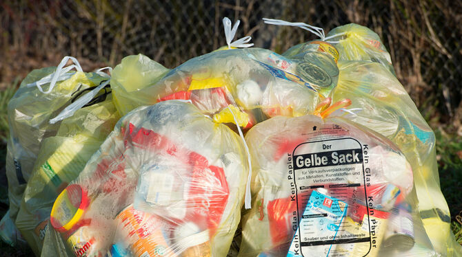 Gelbe Säcke liegen gefüllt zur Abholung bereit