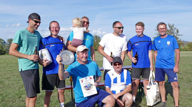 Die strahlenden Sieger des Faustballturniers – das Team des Musikvereins Pfullingen.  FOTO: VEREIN