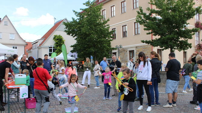 Riesenseifenblasen schickte die Kinder über den Platz.