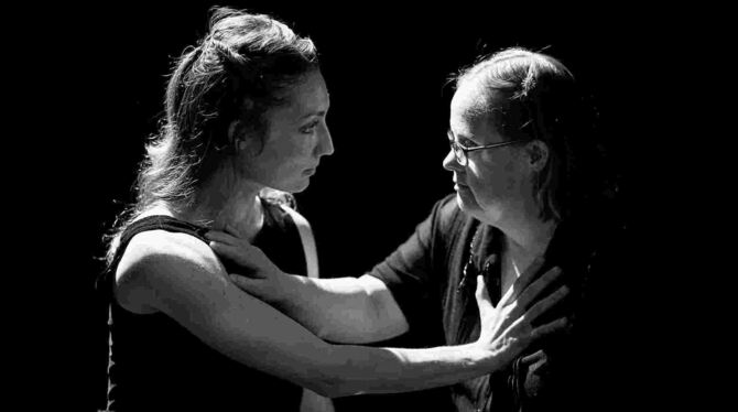 Szene aus dem Tanztheater-Stück »Ne me quitte pas« mit Simona Semeraro (links) und Nina Hoehne am Theater Die Tonne.