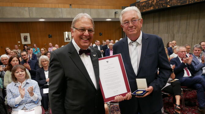 Im Foyer des Reutlinger Rathauses hat Andreas vom Scheidt (rechts) von OB Thomas Keck die Bürgermedaille in Gold erhalten.