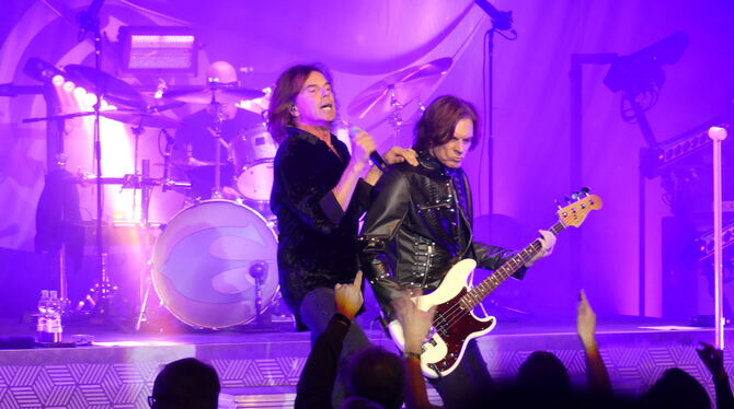 Sänger Joey Tempest und Bassist John Leven von Europe performen im Theaterhaus.