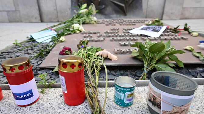 In   Stuttgart liegen vor der Synagoge (Bild) nach den Terrorangriffen der Hamas in Israel Blumen und Kerzen. In Metzingen hat R