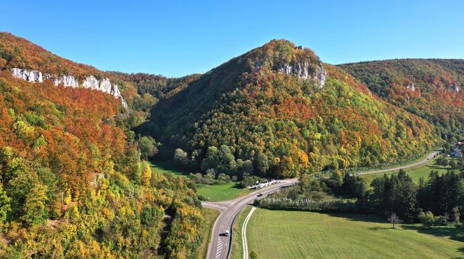 Das Luftbild zeigt die B 465 zwischen Bad Urach und Seeburg. Die viel befahrene Bundesstraße ist vom 23. Oktober bis voraussicht