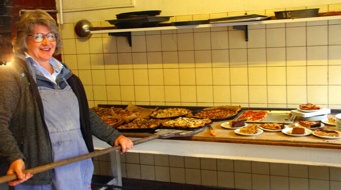 Die Kohlstetter Mesnerin Carmen Koch backte unzählige Kirbekuchen im Holzofen.