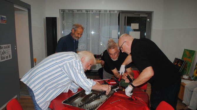 Organisator Dieter Braun (rechts) kämpft mit der Heckenschere von Hansjörg Braitmaier (links).  FOTO: JENATSCHKE