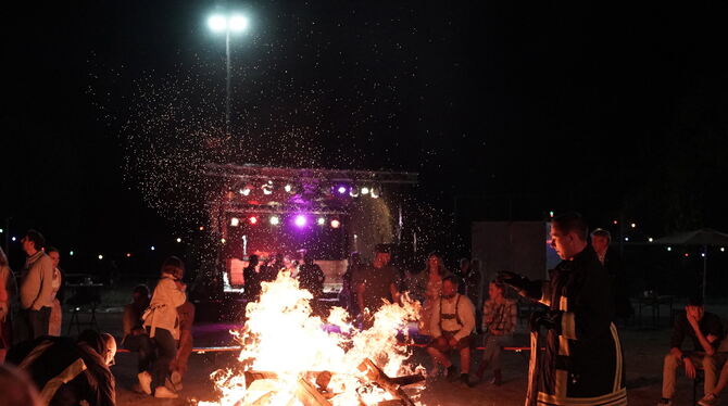 Die »Freiwillige Feuerwehr Dornbach« kümmerte sich ums Lagerfeuer.