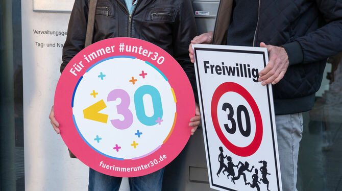 Laut Deutscher Umwelthilfe bleiben die selbst gebastelten Tempo-30-Schilder erstmal noch stehen.  FOTO: STEIN/DPA