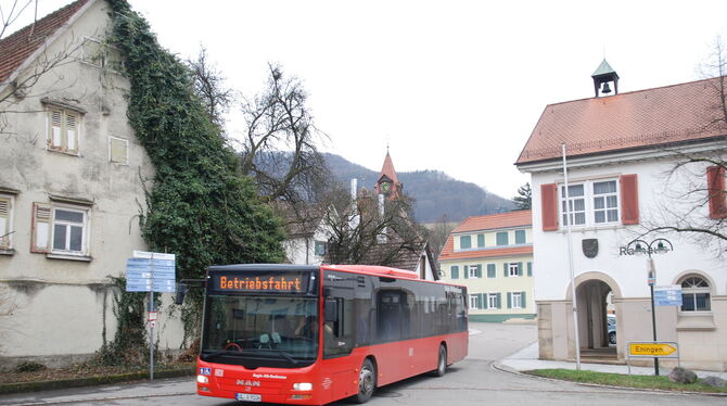 Ein Stadtbus der Linie 201 fährt durch den Glemser Ortskern.