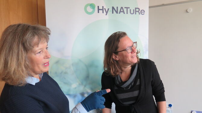 Erfolgreiche Netzwerkerinnen: Julia Bernecker (links) und Gertrud Gandenberger sorgen weiter für aktuelle Infos.  FOTO: KREIBICH