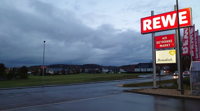 Die Feuerwehr wünscht sich den Platz gegenüber dem Rewe-Markt.