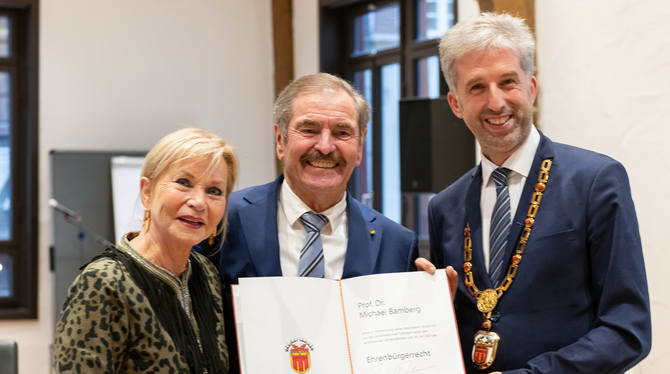 Michael Bamberg (Mitte) und seine Frau Regina freuen sich gemeinsam mit Oberbürgermeister Boris Palmer.