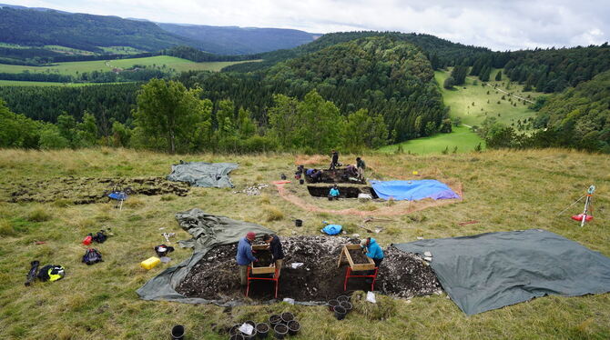 Ausgrabungen der Uni Tübingen in einer Bronze- und Keltenzeit-Siedlung auf dem Lochenstein. Blick von Nordosten. FOTO: MICHAEL L