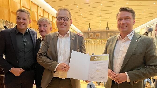 Frank Bob wurde mit der goldenen Ehrennadel des Württembergischen Landessportbundes  ausgezeichnet. FOTO: RUOF.