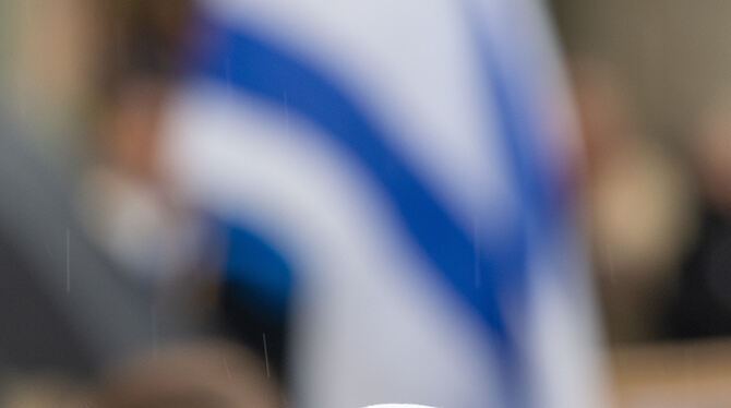 Bei einer Solidaritätskundgebung mit Israel trägt ein Mann eine Kippa.  FOTO: PUCHNER/DPA