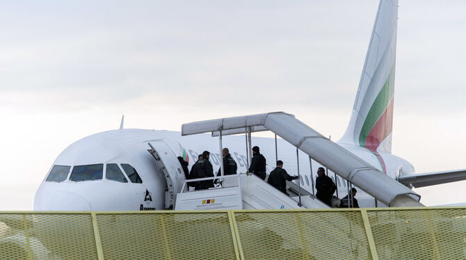 Abgelehnte Asylbewerber steigen im Rahmen einer landesweiten Sammelabschiebung in ein Flugzeug.  FOTO: MAURER/DPA