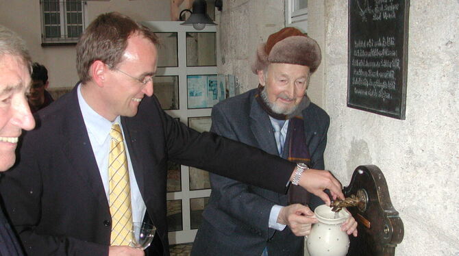 Das Archivbild vom November 2004 zeigt Reinhold Bürck (rechts) mit Bürgermeister Markus Ewald