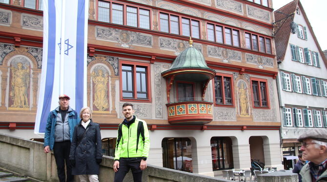 Von links: Jörg-Walter Karl, Angelika Volkmann und Tobias Rager setzen sich dafür ein, dass die Fahne hängen bleibt.