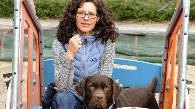 Anja Carmen Müller hat ein Buch über die Ausbildung von Therapiehunen geschrieben.