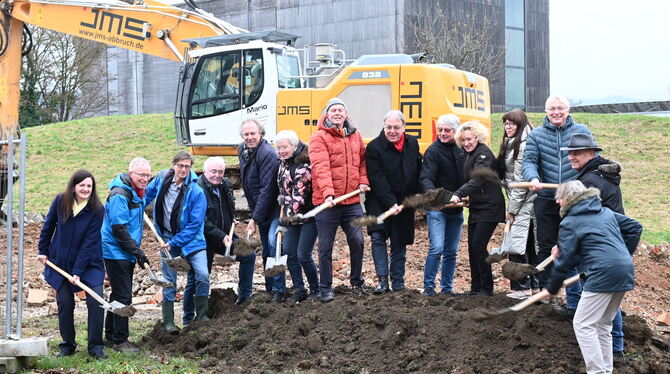 Viele Prominente inklusive OB Thomas Keck feiern den Spatenstich an der Römerschanzschule.