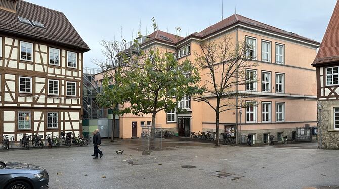 Das Schulgebäude des Friedrich-List-Gymnasiums im Spitalhof müsste dringend saniert werden, doch dazu fehlen der Stadt auf abseh