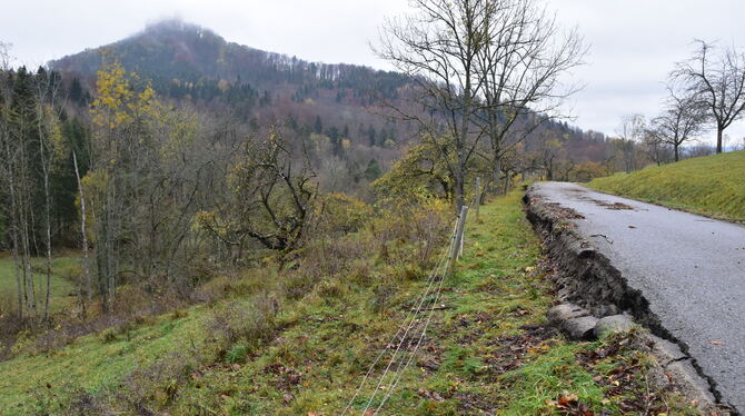 Der Hohenzollern im Nebel der Steilhang im Rutschen: Die Straße zur Wallfahrtskirche Maria Zell bei Hechingen-Boll ist nach heft