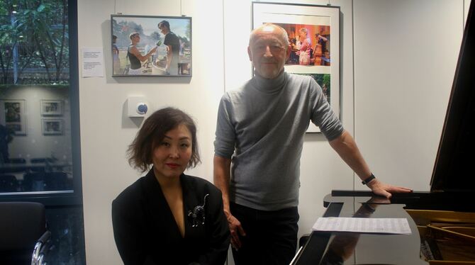 Die Pianistin Gee Hye Lee und Veranstalter Martin Trostel bei der Programmvorstellung im SWR-Studio Tübingen.