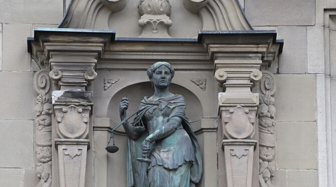 Justitia an der Fassade des Amtsgerichtes Reutlingen.