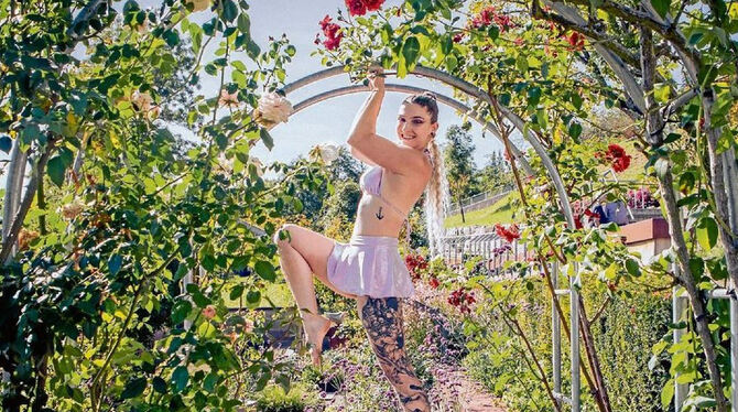 Debbie Hatzenbühler posiert in ihrem Garten als Poledancerin. FOTO: AUER