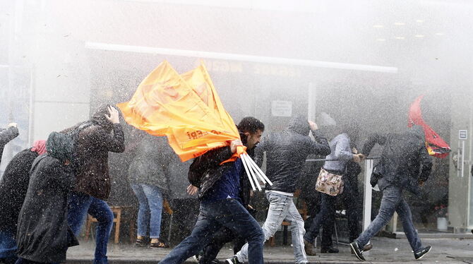 Die türkische Polizei setzt Wasserwerfer gegen Protestanten ein. Sie demonstrieren 2016 in Istanbul gegen die Festnahme von Parl