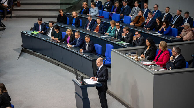 Bundeskanzler Olaf Scholz spricht bei einer Regierungserklärung zur Haushaltslage im Bundestag. FOTO: KAPPELER/DPA