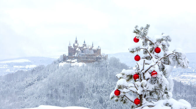 Die Burg Hohenzollern bekommt eine unterirdische Stromleitung. Beim derzeitigen Winterzauber ruhen allerdings die Arbeiten.