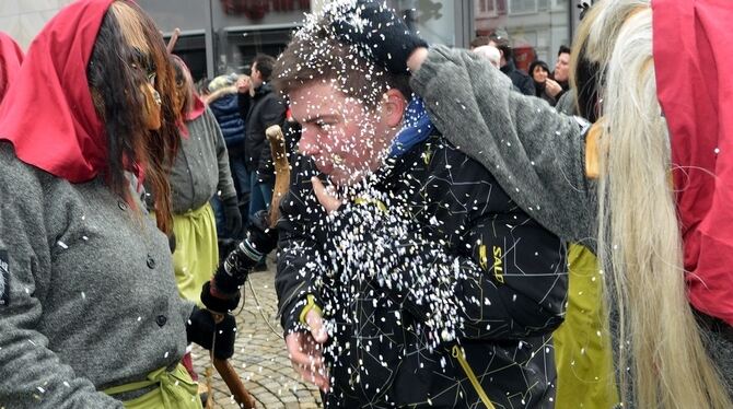 Wildes Hexentreiben beim Umzug in Reutlingen. FOTO: NIETHAMMER