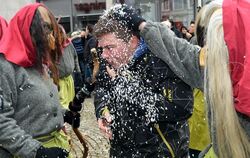 Wildes Hexentreiben beim Umzug in Reutlingen. FOTO: NIETHAMMER